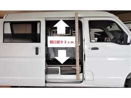 弊社の車両は開口部（高さ）が狭くならないようバンをベースにしております、床下には収納を付けていません。