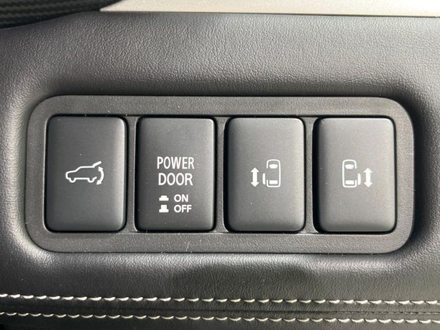 【両側パワースライドドア】スマートキーや運転席のスイッチで後席両側スライドドアの開閉が可能♪電動だから力を入れてドアを開ける必要が無く、小さなお子様でも簡単に開け閉めでき快適です♪