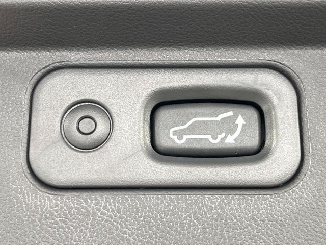 【パワーバックドア】スマートキーや運転席のボタンを押すだけでリアゲートが自動で開閉します！荷物を持っている時や、高い位置にあるバックドアを閉める際に便利な機能です♪