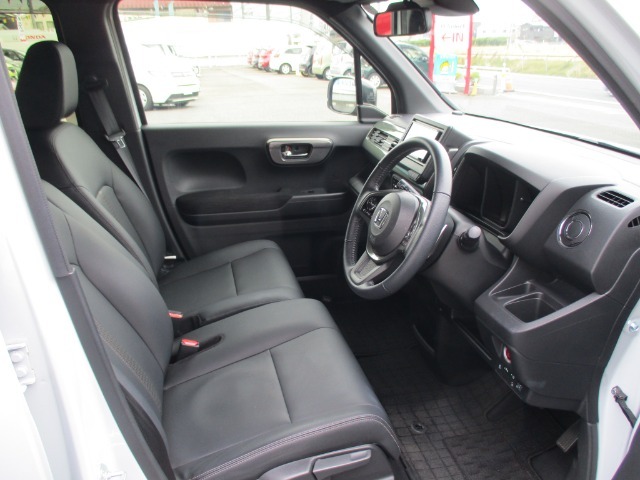 乗り降りしやすいフロントシートです！！