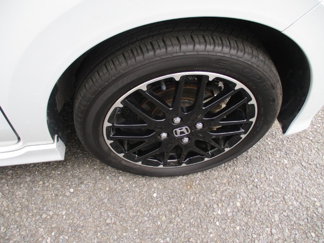 ブラック塗装の15インチアルミホイールが足元を飾ります！