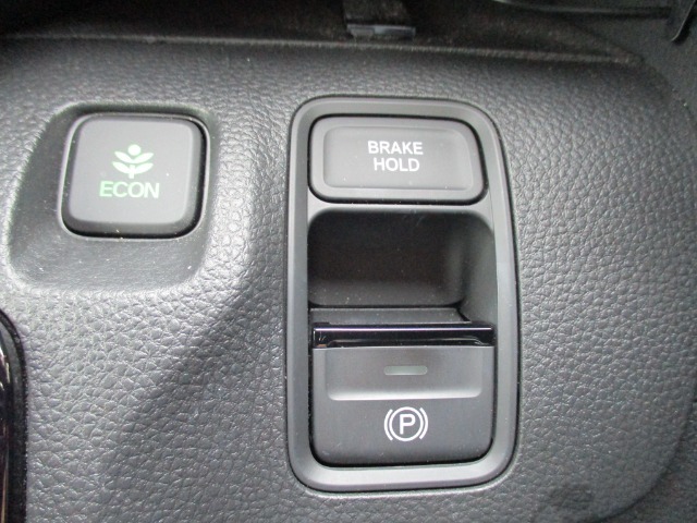 手元で操作できるパーキングブレーキは便利です！！