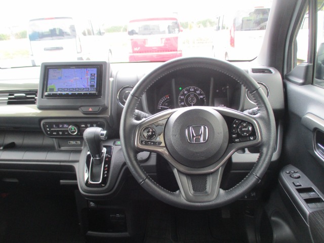 運転席から各種ボタン操作がしやすい設計♪シンプルでありながら質感にもこだわりを感じる素敵なデザインです！