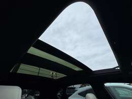 【ガラスルーフ】開放感たっぷりのガラスルーフが装着されています！車内に明かりを取り入れたり景色を楽しむのに、最適です！また、車内には遮光シェードが装備されておりますので、夏の暑い日でも快適に使えます！