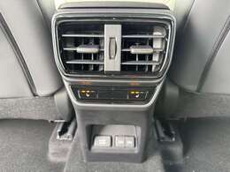 【シートヒーター＆ベンチレーション】寒い日はシートヒーターで座席を暖めてくれ、冬の朝もぽかぽか。暑い日はベンチレーションでシートを涼しく保ち、蒸し暑さを低減、季節を問わず、快適な座り心地を楽しめます。