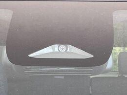 【トヨタセーフティセンス】走行中に前方の車両等を認識し、衝突しそうな時は警報とブレーキで衝突回避と被害軽減をアシスト。より安全にドライブをお楽しみいただけます。