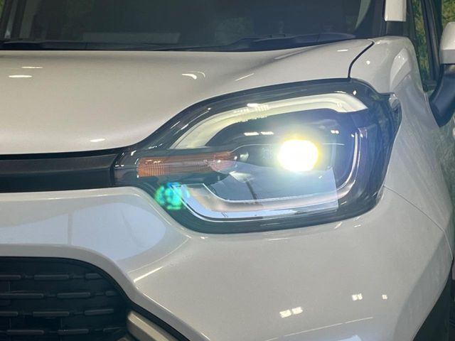 【LEDヘッドライト】悪天候や夜間走行時も良好な視界を確保し安心して運転できる高輝度LEDヘッドライトを装備！点灯速度が早く、消費電力も抑えられています。