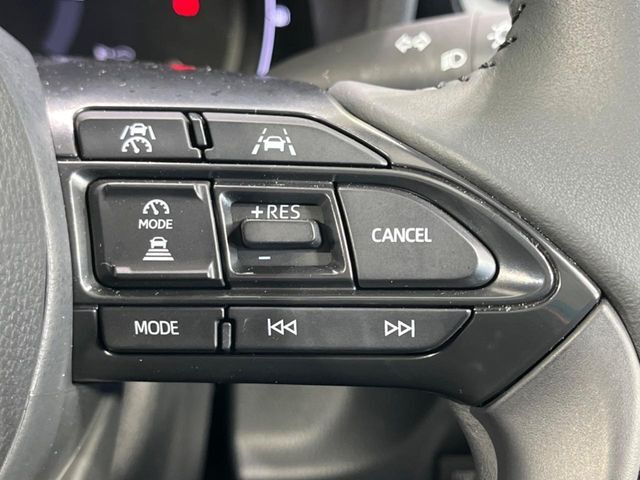 【レーダークルーズコントロール】高速道路での長距離走行が楽に！！自動で速度を保つクルーズコントロールが、衝突軽減システムと連携し、前方の車両を感知して車間を保つように速度調節してくれます！！