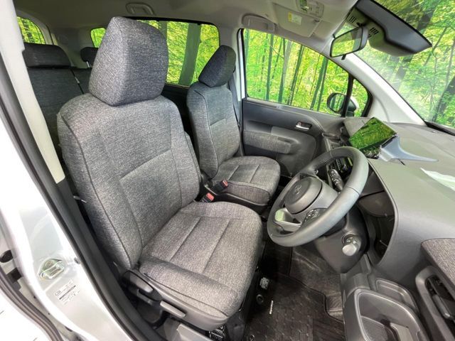 運転席まわりには十分なスペースがあり、大柄な方でもゆったり運転していただける環境です。