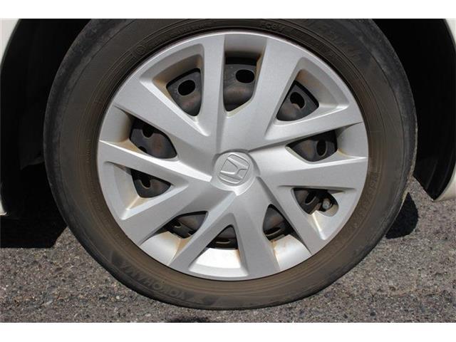 タイヤ残り溝が1.6mmになる目安として「スリップサイン」が設けられています。この車はまだまだ残っておりますので、安心してお乗り頂けます！