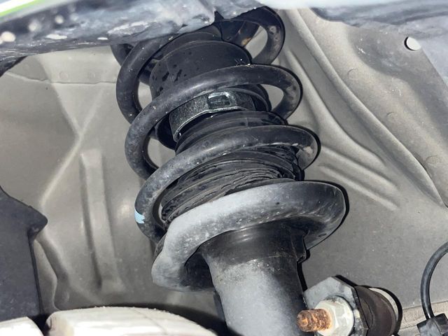お車を安心してお乗りいただく為には、足回りの定期点検が欠かせません。サービスサポート（有償保証）では無料点検もご提供しており、安心のカーライフをお過ごしいただけるサポート体制が整っています。
