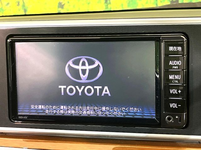 【純正ナビ】人気の純正ナビを装備しております。ナビの使いやすさはもちろん、オーディオ機能も充実！キャンプや旅行はもちろん、通勤や買い物など普段のドライブも楽しくなるはず♪