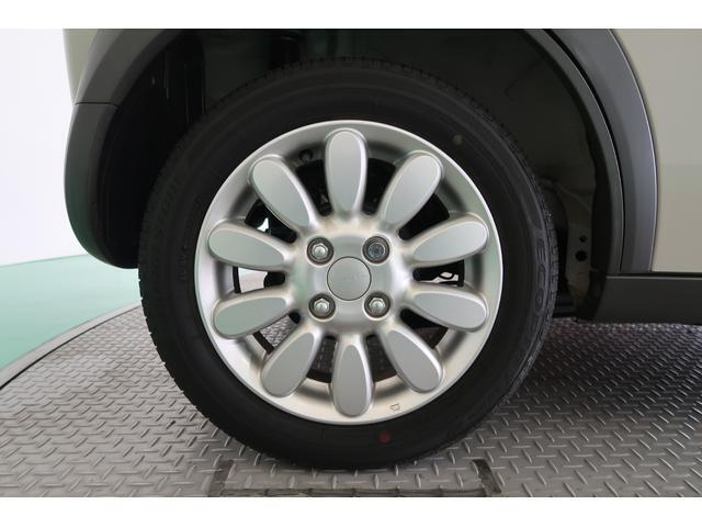 【タイヤ】お花がイメージされた可愛らしい14インチアルミホイールです♪タイヤ溝はまだまだ残ってます◎