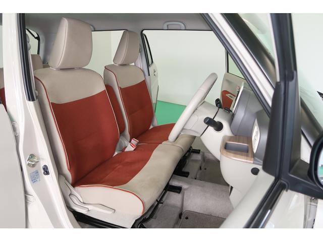 【フロントシート】ソファのようなシートはクッション性もあって座りごこち◎おうちにいるような感覚でリラックスして運転ができそうです◎運転席にはアームレストが付いていて長距離運転の時に疲労軽減になります◎