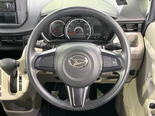 インテリアに合わせたデザインのステアリングは、運転される方のことも考え、運転しやすい形状、大きさです。是非一度、実際に触ってお確かめください。