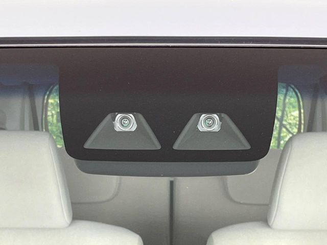 【スマートアシスト】走行中に前方の車両等を認識し、衝突しそうな時は警報とブレーキで衝突回避と被害軽減をアシスト。より安全にドライブをお楽しみいただけます。