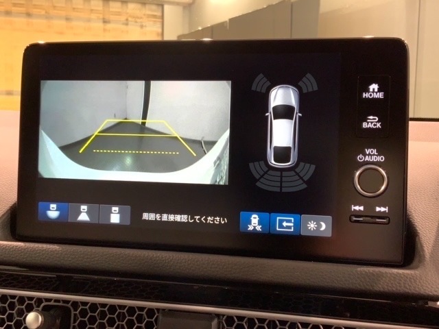 リバースギアに入れるだけで後方の表示へ切り替わります。夜間や雨の日の駐車も楽になりますよ。