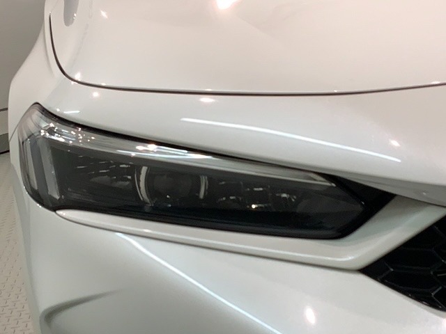 LEDヘッドライトは、点灯の瞬間から最大光量を発揮し、突然暗くなるトンネルなどでの安定感を高めます。