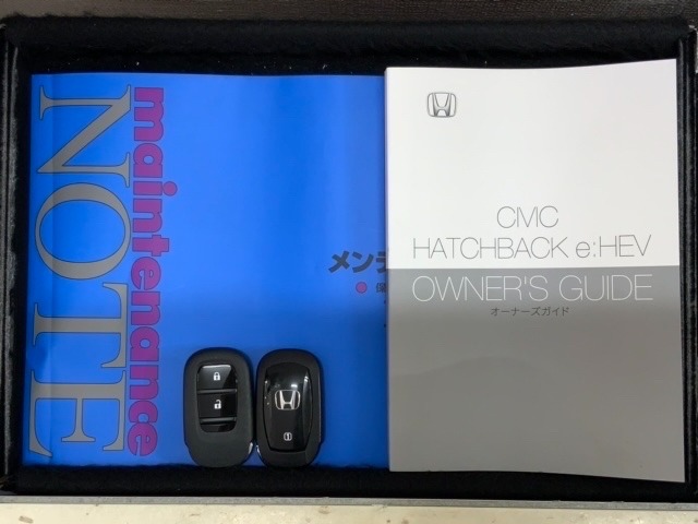 スマートキーは鍵をバッグに入れたままでもドアロックの開閉やエンジンのON・OFFができます。夜間や雨の日も鍵を探さなくて良いので便利です。