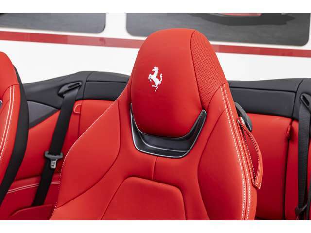 外装色はBianco Avus、内装色はRosso Ferrariの組み合わせでございます。