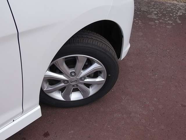 155/65R14タイヤ＋専用アルミホイールです。スタッドレスタイヤや各種オプションのご注文も承っております♪