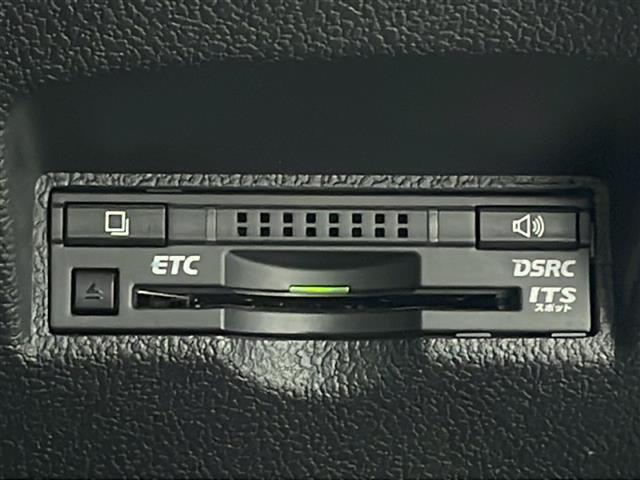 【ETC】有料道路を利用する際に料金所で停止することなく通過できる、ETC車載器（ノンストップ自動料金収受システム機器）が装備されています。セットアップを行うことで利用可能になります。