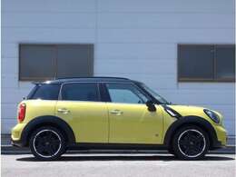 現行クロスオーバーと違いR型独特のオールドミニの雰囲気を残しつつ、実用性を兼ね備えたモデルです。