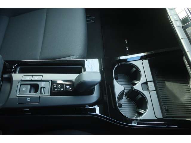＜4WD車＞　純正ディスプレイオーディオ　フルセグTV　　パノラマビューモニター　バックカメラ　前後ドライブレコーダー　ETC2.0　前席シートヒーター　トヨタセーフティセンス　純正19インチAW