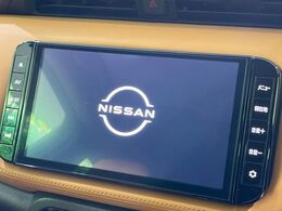 【純正ナビ】人気の純正ナビを装備しております。ナビの使いやすさはもちろん、オーディオ機能も充実！キャンプや旅行はもちろん、通勤や買い物など普段のドライブも楽しくなるはず♪