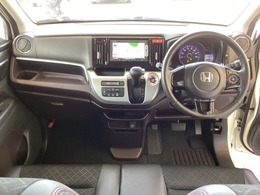 車内は光触媒抗菌消臭施工済です。インパネ周りはスタイリッシュなデザインで機能や装備も充実しています。グローブボックスやカップホルダーのほかにトレーなどたくさんの収納スペースが付いています。