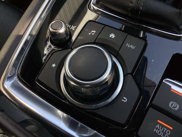 「MAZDAコネクト」コマンダー部　手元を見ることなく操作出来るように左手を自然に降ろした位置に設置。シンプルで使いやすく、機能を覚えやすいボタン配置になっています。