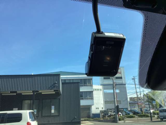 もう無くてはならない、ドライブレコーダーが搭載済みです！あおり運転等の抑制にもなりますし、万が一の時もこれでバッチリ確認できます！