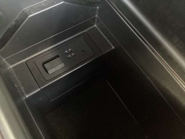センターコンソール内にUSB端子2個＆AUXミニジャック1個　ミュージックプレーヤー接続でお気に入りの音楽を楽しむことが出来ます♪USB端子接続で可能な端末充電を同時に2個行うことが出来ます。
