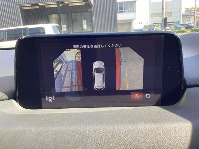 サイドカメラに切り替えると駐車時や狭い道路のすれ違いで、幅寄せ時のサイドの確認も安心です！