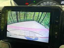【バックカメラ】駐車時に後方がリアルタイム映像で確認できます。大型商業施設や立体駐車場での駐車時や、夜間のバック時に大活躍！運転スキルに関わらず、今や必須となった装備のひとつです！