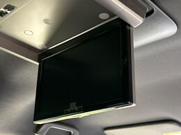 【フリップダウンモニター】大画面モニターで後席でもエンタメをお楽しみいただけます。小さなお子様にも大人気の装備です♪