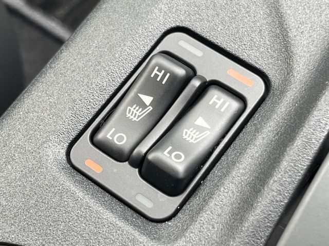 【シートヒーター】寒い日に重宝するシートヒーター！エアコンより早く温まってくれるので寒がりの人も安心ですね♪エアコンの温風は乾燥するから苦手、という方にもをおすすめです。