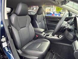 【黒革シート】上質な本革を使用し、高級感あふれる黒革シート。常に体に触れる部分だから、座り心地の良さにはこだわりたいですね♪汚れの付着や劣化を抑制する内装コーティング施工もおススメですよ♪