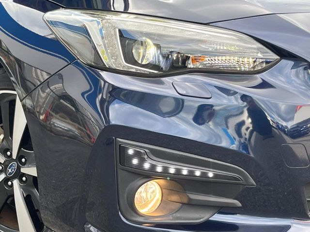 【LEDヘッドライト】悪天候や夜間走行時も良好な視界を確保し安心して運転できる高輝度LEDヘッドライトを装備！点灯速度が早く、消費電力も抑えられています。