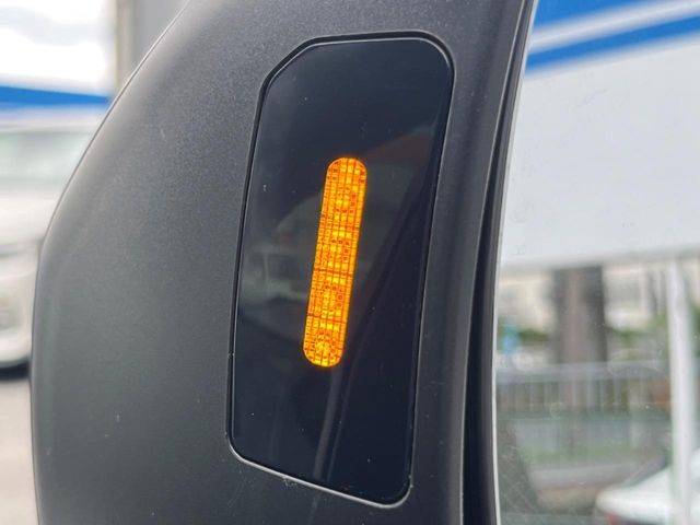 【リヤビークルディティクション】走行中、ドアミラーの死角になりやすい箇所に後続車が接近するとサイドミラー付近に警告を表示、ドライバーに注意喚起と、万一の際はハンドル操作をアシストをします。