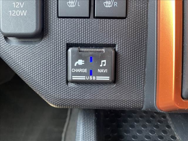 【USBポート】エンジンがかかっている間はUSBからとれる配線があれば対応の電子機器の充電が行えてとても便利です。