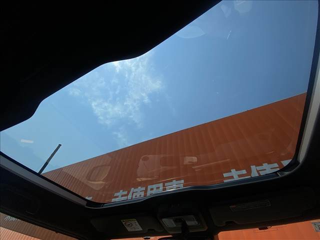 【ガラスルーフ】シェードを開けると、車内が開放感ある雰囲気になるのは大きな魅力です。