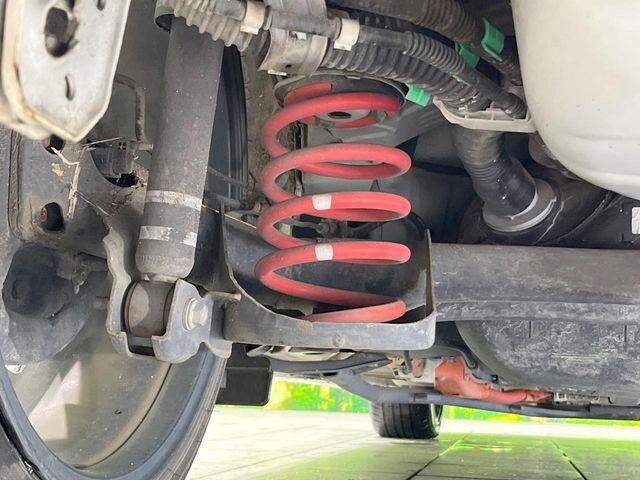 お車を安心してお乗りいただく為には、足回りの定期点検が欠かせません。サービスサポート（有償保証）では無料点検もご提供しており、安心のカーライフをお過ごしいただけるサポート体制が整っています。