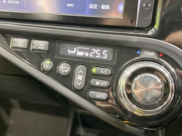 【オートエアコン】一度お好みの温度に設定すれば、車内の温度を検知し風量や温度を自動で調整。暑い…寒い…と何度もスイッチ操作をする必要はありません。快適な車内空間には必須の機能ですね♪
