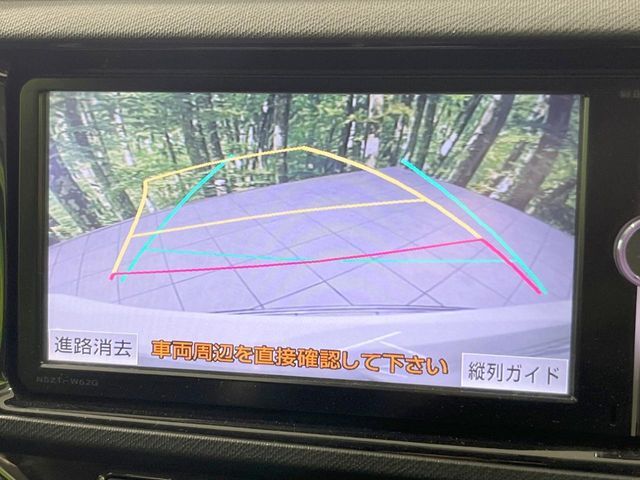 【バックカメラ】駐車時に後方がリアルタイム映像で確認できます。大型商業施設や立体駐車場での駐車時や、夜間のバック時に大活躍！運転スキルに関わらず、今や必須となった装備のひとつです！