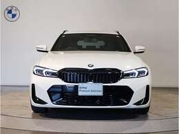 ☆BMWの代名詞とも言える【キドニーグリル】一目見ただけでBMW車であると認識できる確固たるアイコンとして存在感を放ちます☆