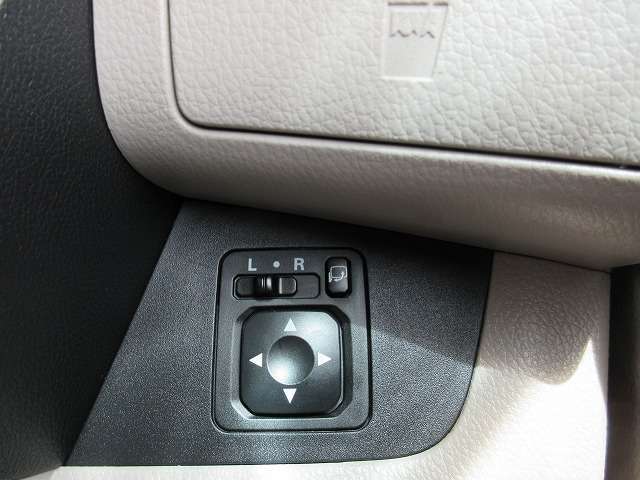 サイドミラー操作部はハンドル右側に★