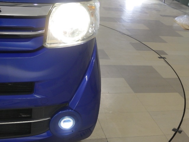 ディスチャージドランプ（HIDヘッドライト）付き！蛍光灯のような青白色光の明るいヘッドライトです！消費電力が少なく、夜間のドライブに明るい視界を提供いたします！