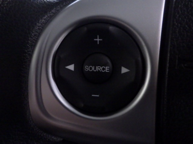 ハンドルにオーディオの操作スイッチが装備されています！視線を前方から外さずハンドルから手を離さずに操作できるのでとっても安全ですね♪