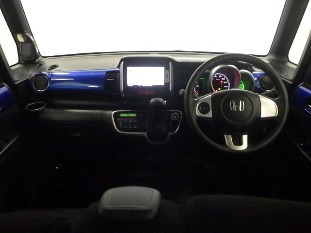 ドライバーを包み込むように、ディスプレーやスイッチ、コンソールを配置。座った瞬間から運転への期待が！空間そのものの心地よさにこだわっています。